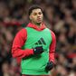 Marcus Rashford realizando exercícios de aquecimento antes de um jogo do Manchester United