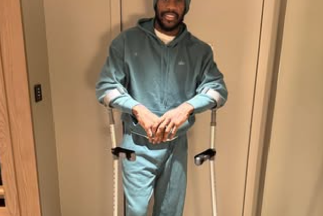 Michail Antonio, já em casa, de muletas, antes da passagem de ano