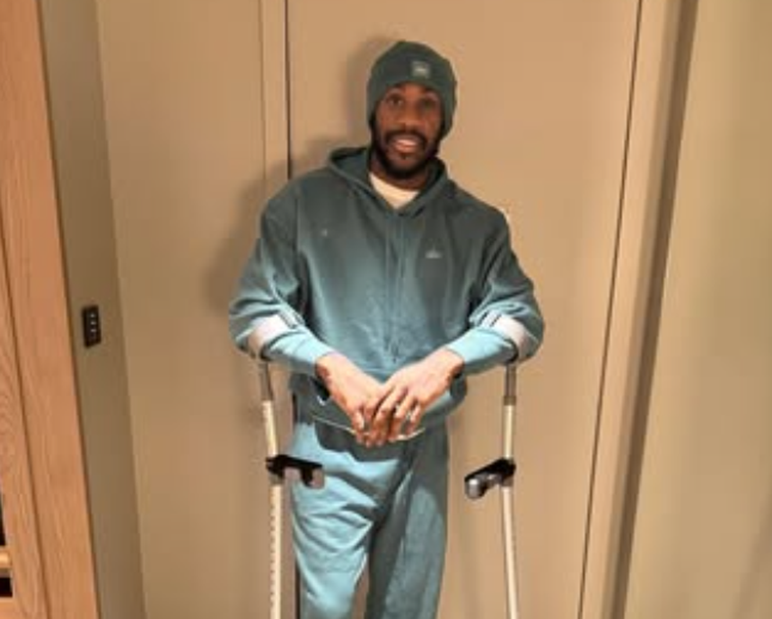 Michail Antonio, já em casa, de muletas, antes da passagem de ano