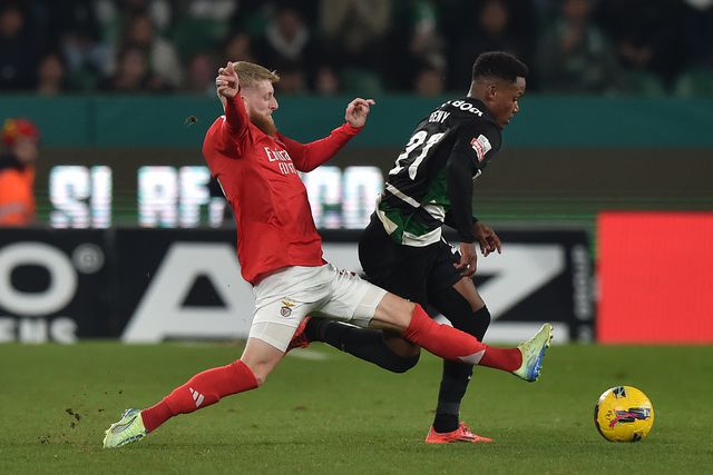 Geny Catamo, ala do Sporting, tenta passar por Beste, ala do Benfica, no último dérbi entre ambos a 29 de dezembro último que os leões venceram, por 1-o, golo de... Geny Catamo