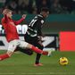 Geny Catamo, ala do Sporting, tenta passar por Beste, ala do Benfica, no último dérbi entre ambos a 29 de dezembro último que os leões venceram, por 1-o, golo de... Geny Catamo