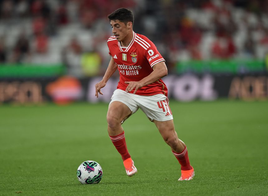 Tiago Gouveia, extremo do Benfica em ação num jogo