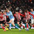 Haaland rodeado de jogadores do Sunderland