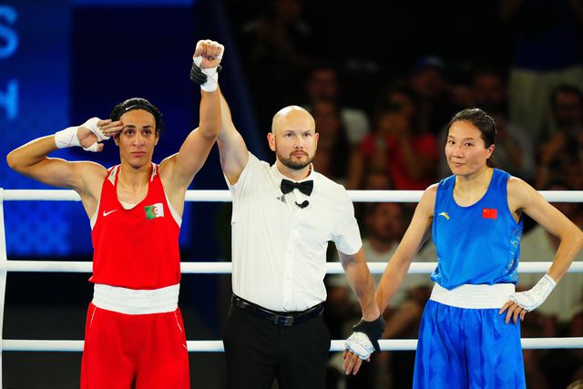 Imane Khelif (esq) contestou a regra ser aplicada apenas às mulheres. IMAGO