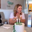 Dolores Aveiro apaga as velas e o tema do bolo não surpreende