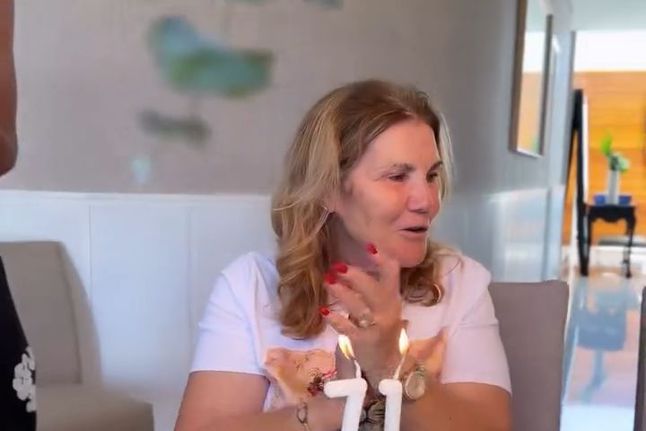 Dolores Aveiro apaga as velas e o tema do bolo não surpreende