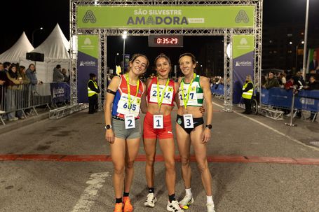 A vencedora Laura Taborda (SC Braga) com Mariana Vargem (Benfica) e Ana Mafalda Ferreira (Sporting). Foto SC Braga