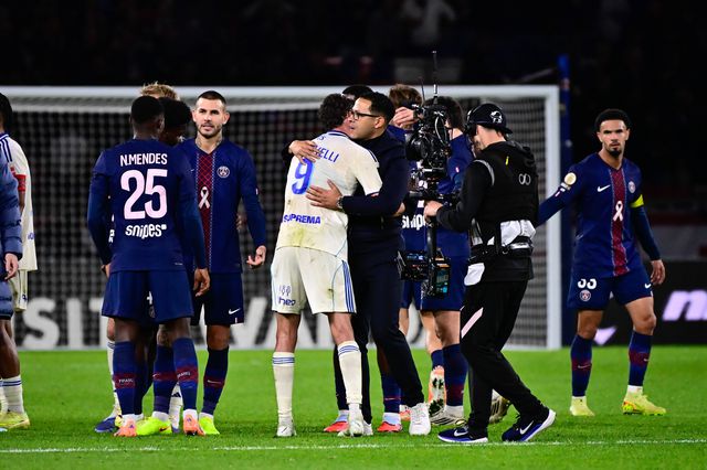 Liam Rosenior no jogo com o PSG