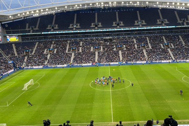 Apontado ao Chelsea, Farioli dirige-se aos portistas em português: «Seguimos juntos!»