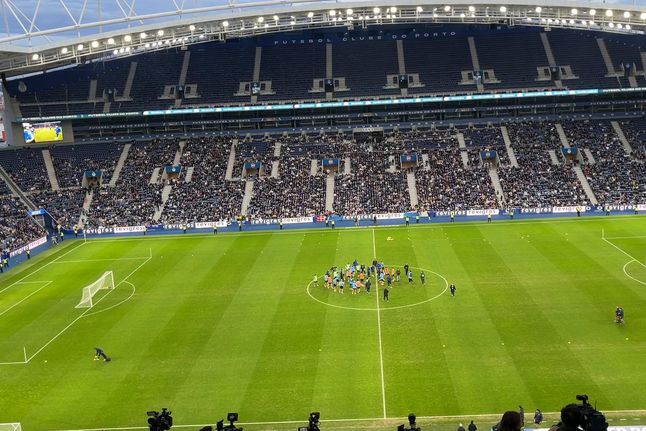 Apontado ao Chelsea, Farioli dirige-se aos portistas em português: «Seguimos juntos!»