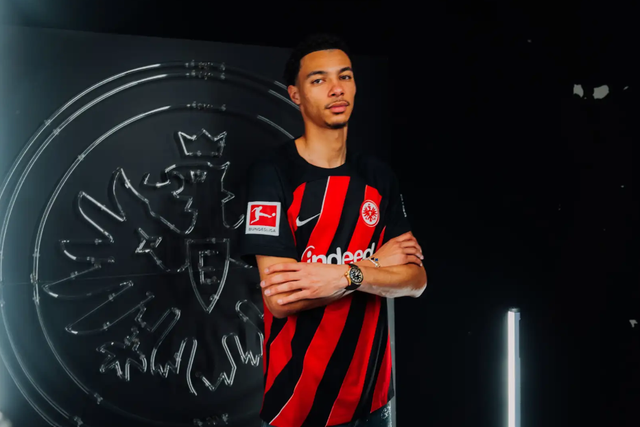 Mercado (oficial): PSG empresta Ekitike ao Frankfurt