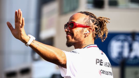 Mercedes anuncia substituto de Hamilton para 2025