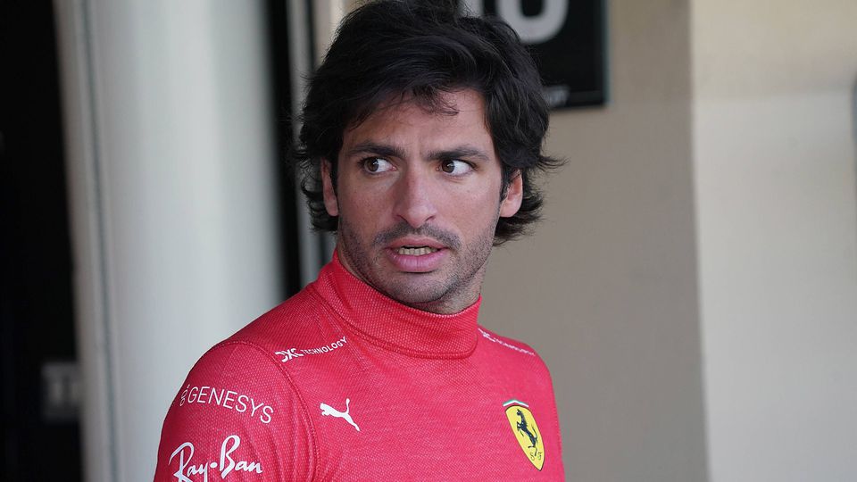 Carlos Sainz anuncia a saída da Ferrari para dar lugar a Hamilton