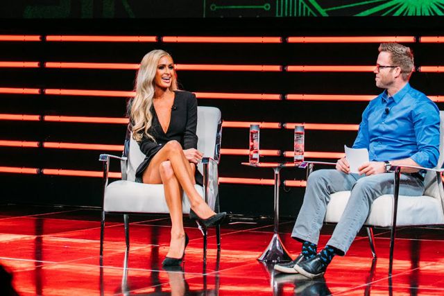 Vilaverdense contrata avançado de 45 anos que nunca foi profissional e é cunhado de Paris Hilton