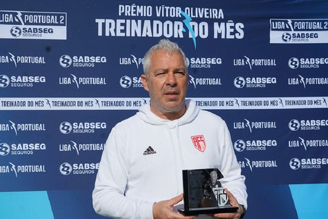 Jorge Costa partilha Prémio Vítor Oliveira com os jogadores