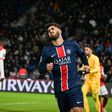 Marco Asensio frustrado por desperdiçar uma oportunidade pelo PSG