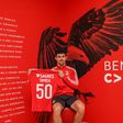 Tomás Araújo, defesa-central, mostra a camisola com o número 50, os jogos alcançados pelo Benfica nop dia 29 de janeiro, frente à Juventus