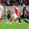 Aleksandr Golovin a tentar manter a posse de bola, apesar da pressão de Aursnes