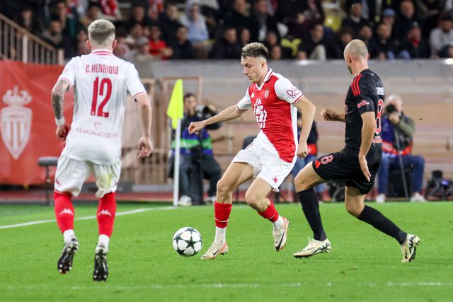Aleksandr Golovin a tentar manter a posse de bola, apesar da pressão de Aursnes