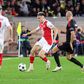 Aleksandr Golovin a tentar manter a posse de bola, apesar da pressão de Aursnes