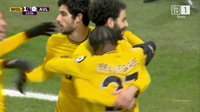 Bela assistência de ex-Sporting e Vítor Pereira festeja no banco dos Wolves