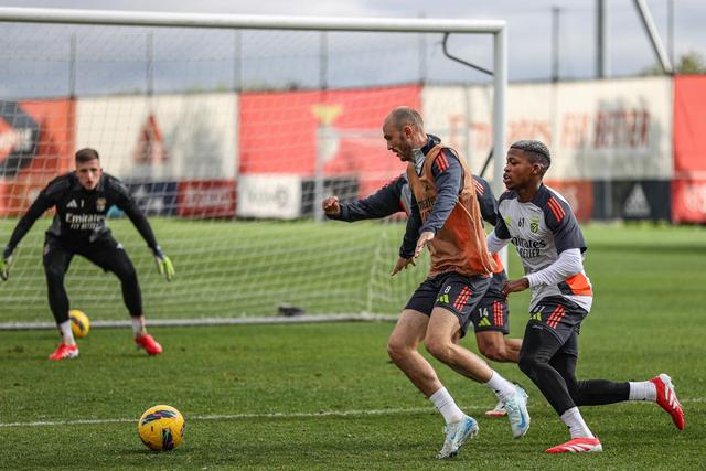 Aursnes, Florentino, Pavlidis e Trubin no treino do Benfica antes do jogo com o Estrela da Amadora