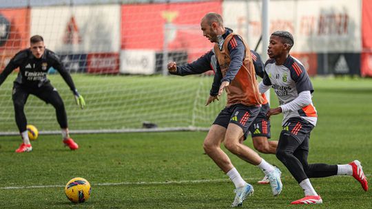 Treino do Benfica com jogadores a todo o gás (com fotos)