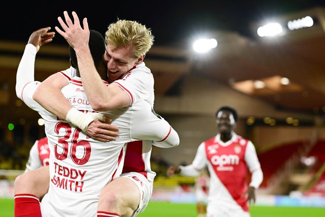 Mika Biereth festeja com Embolo golo do Mónaco