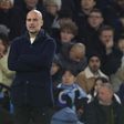 Pep Guardiola, treinador do Manchester City, pensativo a olhar para o relvado