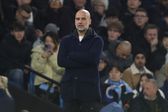 Pep Guardiola, treinador do Manchester City, pensativo a olhar para o relvado