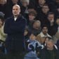 Pep Guardiola, treinador do Manchester City, pensativo a olhar para o relvado