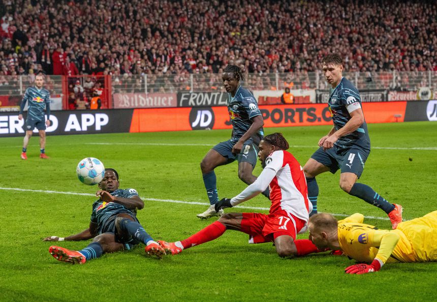 Siebatcheu ameaça Peter Gulacsi com um remate em esforço