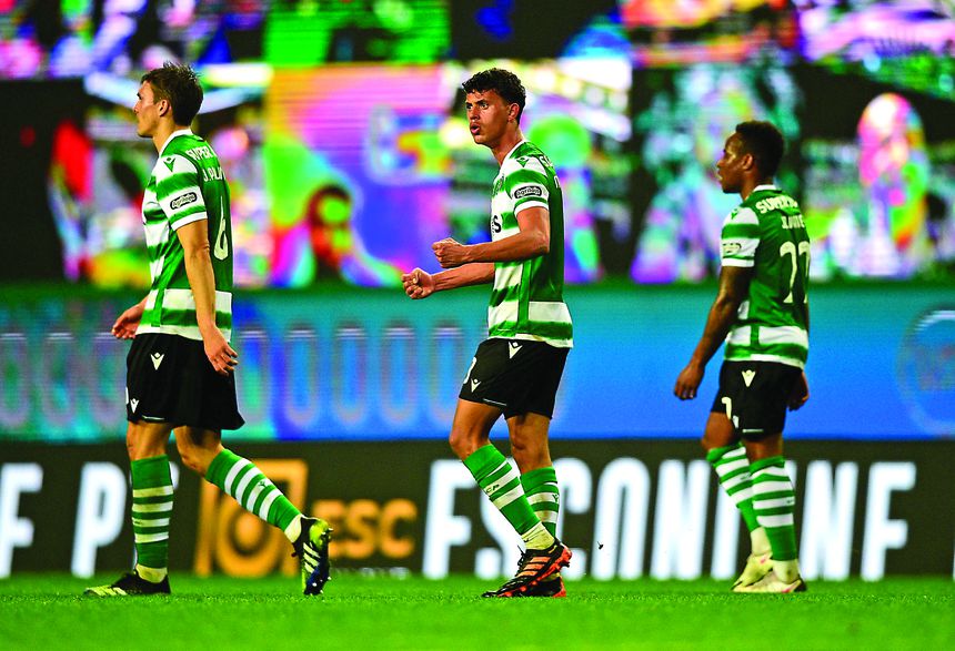 João Palhinha, Matheus Nunes e Jovane Cabral após o golo que selou o vencedor do jogo e ajudou a definir o campeão da época 2020/2021