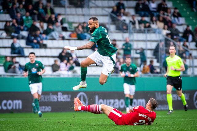 Bebé a passar por um adversário