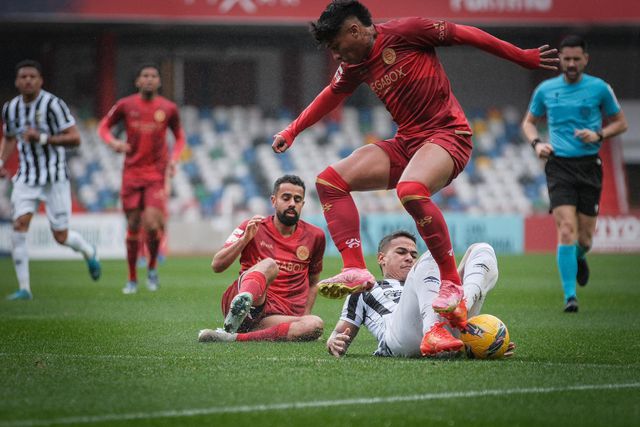 Alisson Santos continua na órbita do Sporting, mas para que o negócio possa ser concluído é necessário que o UD Leiria acione, primeiro, a compra do seu passe ao Vitória da Bahia