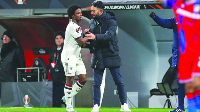 Malacia e Ruben Amorim no jogo do Manchester United com o Viktoria Plzen da Liga Europa