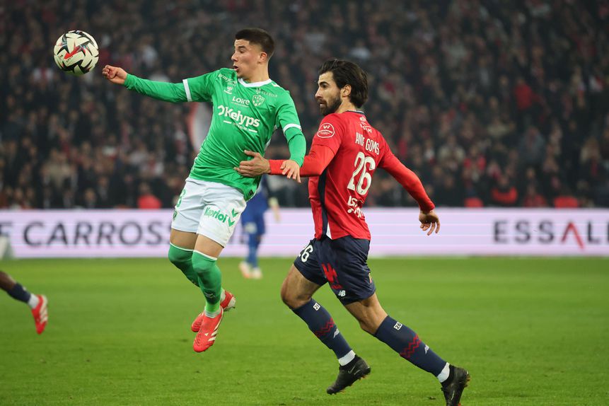 André Gomes a pressionar um adversário