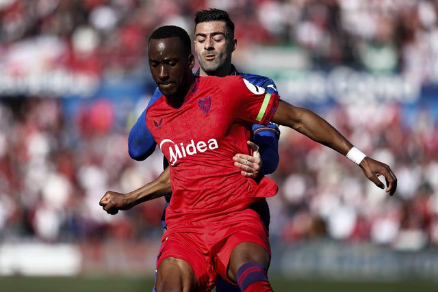 Lukebakio e Diego Rico disputam bola