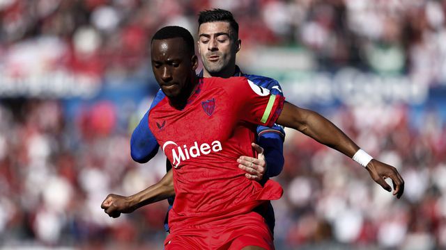 Lukebakio e Diego Rico disputam bola