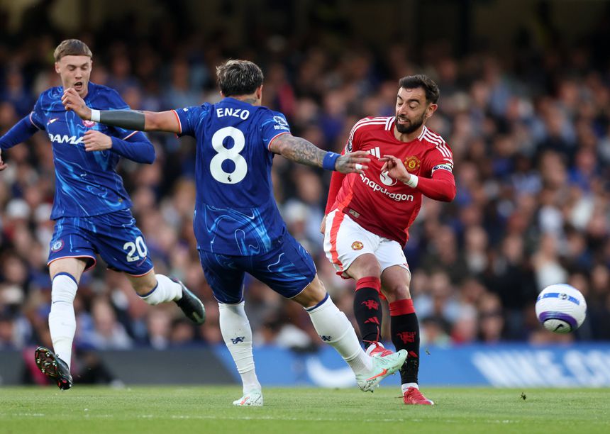 Enzo Fernández em duelo com Bruno Fernandes