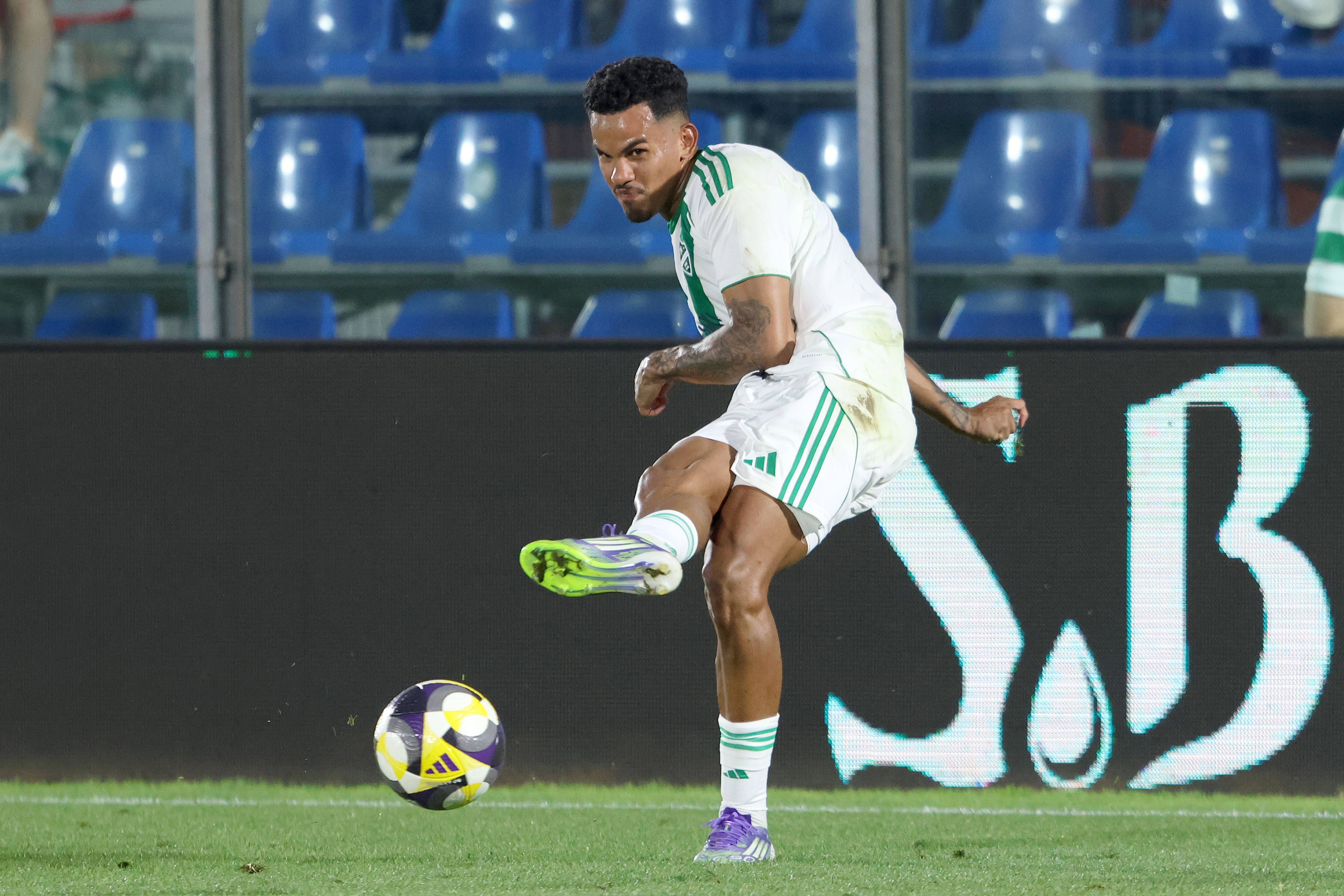 Galeno – extremo brasileiro saiu do FC Porto para rumar ao Al Ahli na reta final da janela de inverno de 2025, num negócio que rendeu 50 milhões de euros aos dragões - Foto: IMAGO