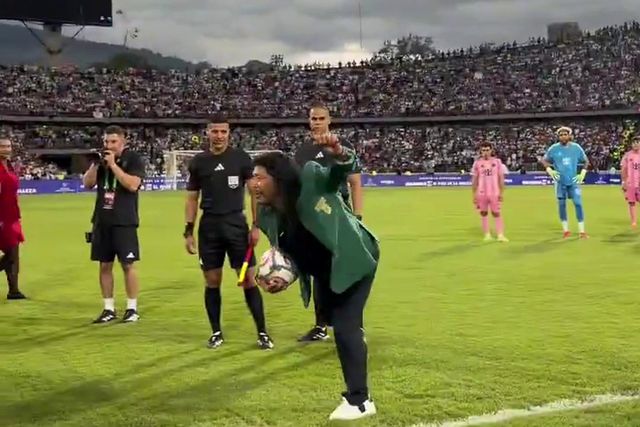 Quando Higuita se cruza com Messi... sai uma defesa escorpião