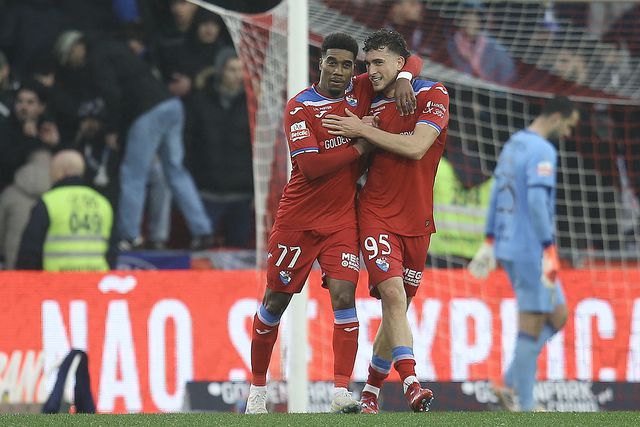 Santi García (à direita) ganhou e Murilo (à esquerda) converteu o penálti que deu início à goleada gilista  - Foto: MANUEL FERNANDO ARAÚJO/LUSA