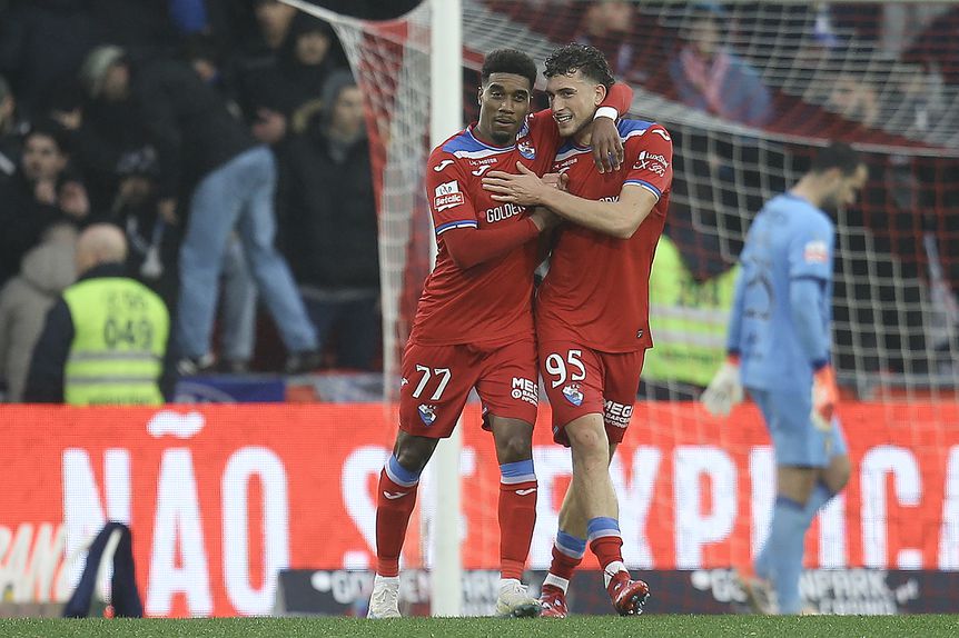 Santi García (à direita) ganhou e Murilo (à esquerda) converteu o penálti que deu início à goleada gilista  - Foto: MANUEL FERNANDO ARAÚJO/LUSA
