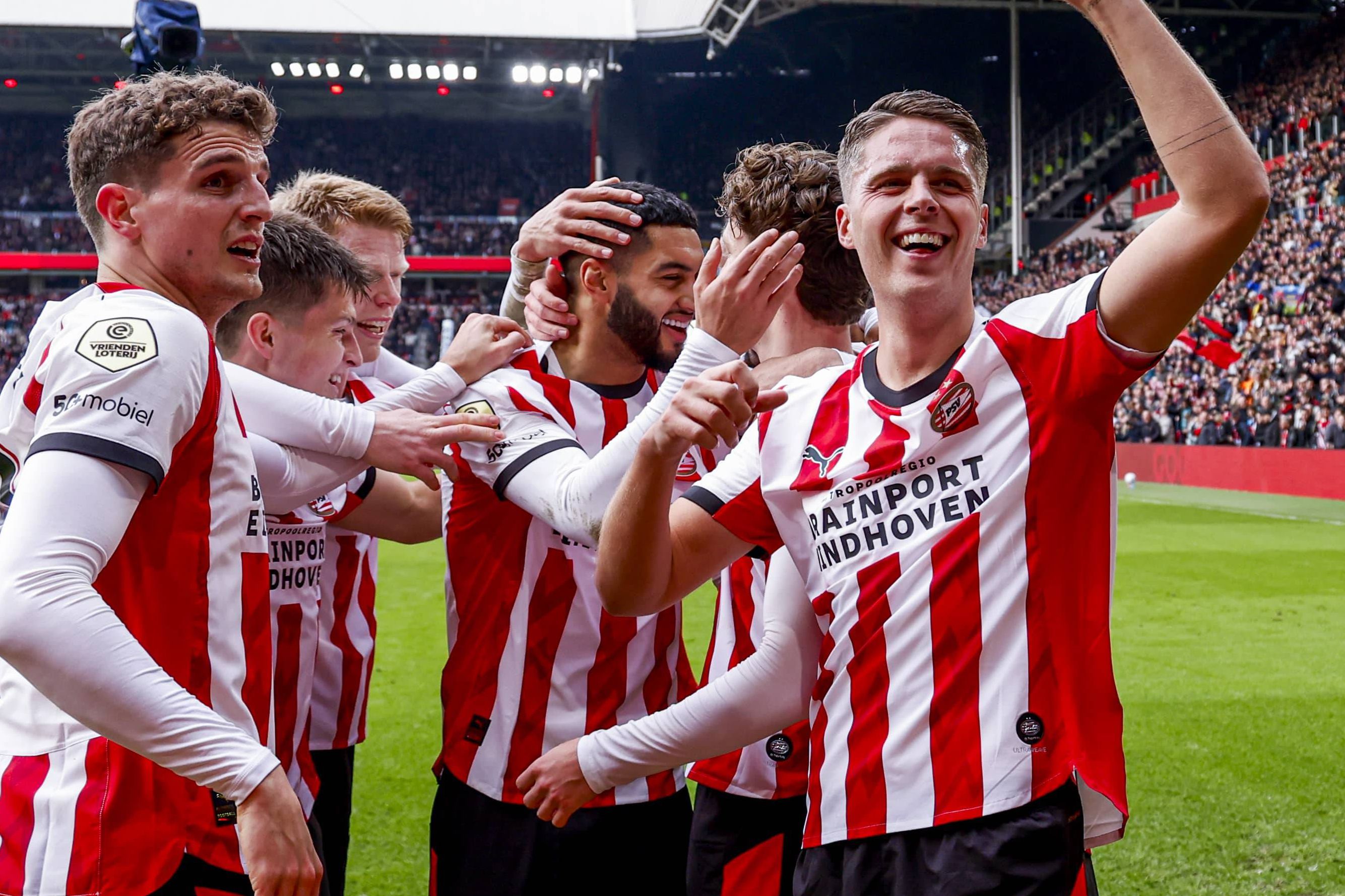 Jogadores do PSV a festejarem os três golos marcados ao Feyenoord em Eindhoven
