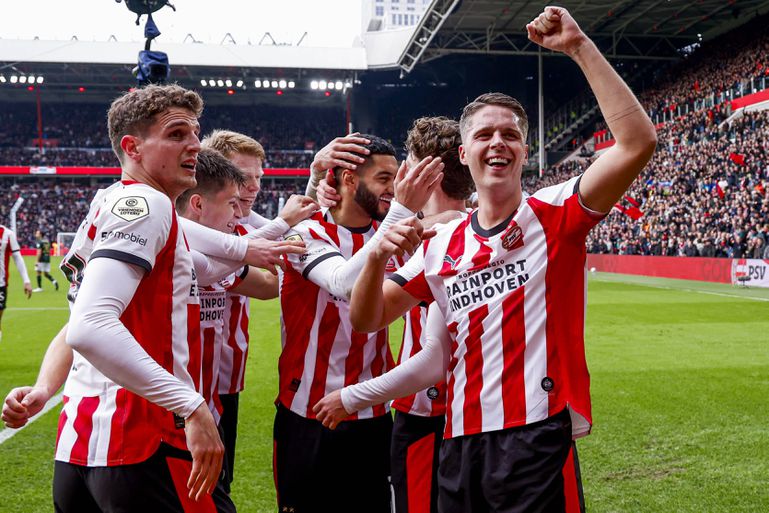 Jogadores do PSV a festejarem os três golos marcados ao Feyenoord em Eindhoven