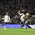 Momento de pura arte de Solanke no segundo golo do Tottenham frente ao Man. City - Foto: IMAGO