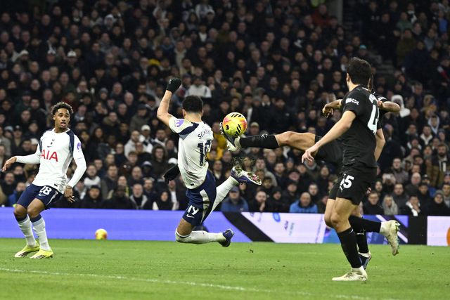 Momento de pura arte de Solanke no segundo golo do Tottenham frente ao Man. City - Foto: IMAGO