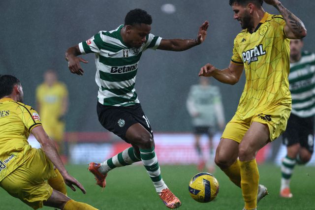 José Gomes rouba a bola a Luis Guilherme (Foto Rodrigo Antunes/LUSA)