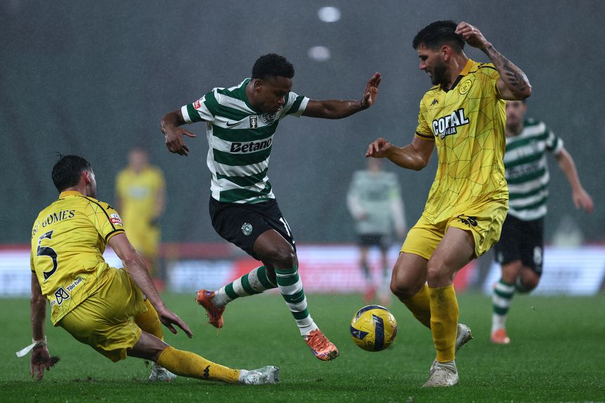José Gomes rouba a bola a Luis Guilherme (Foto Rodrigo Antunes/LUSA)